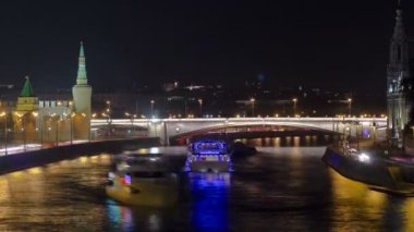 Moskova, Rusya - Temmuz 2014: Moskova Kremlin'deki köprüden ve Moskova nehri zaman atlamasının setinden görünüm