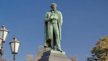 Rus şair Alexander Pushkin Puşkin Meydanı timelapse hyperlapse, Moskova, Rusya üzerine anıt