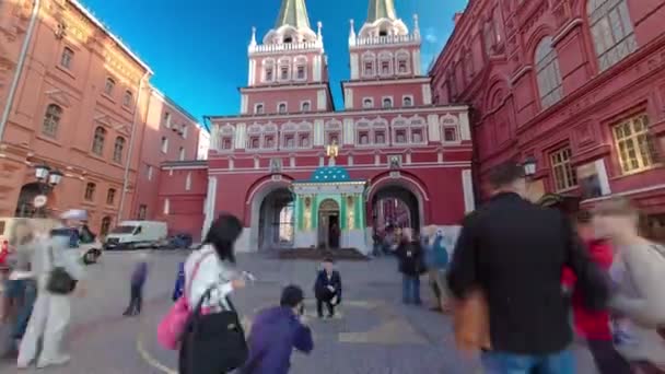 Los turistas caminan en la Plaza Roja cerca de la sucursal del Museo Histórico y el kilómetro cero en Moscú. hiperlapso del lapso de tiempo — Vídeos de Stock