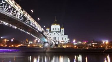 Moskova, Rusya - Ekim 2014: Görkemli Ortodoks İsa Kurtarıcı Katedrali Moskova nehri kıyısında alacakaranlıkta aydınlatıldı. Timelapse hyperlapse, Rusya Federasyonu