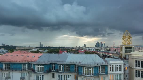 俄罗斯，莫斯科市景延时。从城市中部一栋房子的屋顶观看. — 图库视频影像