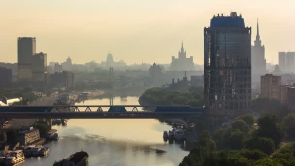 Міст «Багратіон» та вежі в Москва Сіті бізнес центр timelapse 2000 — стокове відео