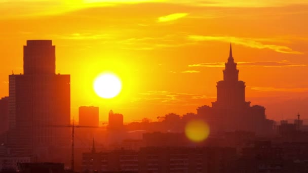 Moskwa. Stalin drapacz chmur na tle dużego słońca słońce timelapse, Rosja — Wideo stockowe