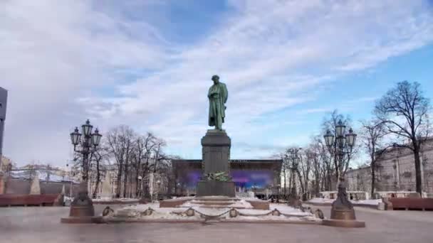 Venäläisen runoilijan Aleksandr Pushkinin muistomerkki Pushkinin aukiolla timelapse hyperlapse, Moskova, Venäjä — kuvapankkivideo