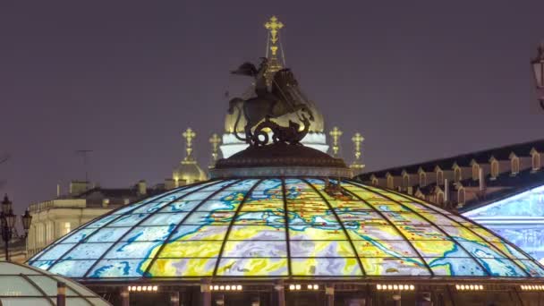 Cúpula de vidrio coronada por una estatua de San Jorge, patrón de Moscú, en el timelapse de la Plaza Manege en Moscú, Rusia — Vídeo de stock