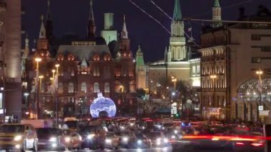 Manezhnaya meydanında Noel enstalasyonu, Tarih müzesi ve Kremlin kuleleri zaman atlamalı