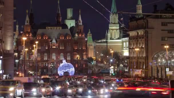 Kerst installatie op Manezhnaya plein, historisch museum en Kremlin torens timelapse — Stockvideo