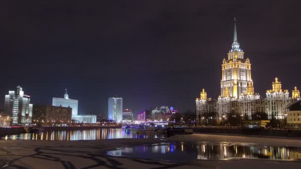 Hôtel Ukraine nuit d'hiver timelapse. Vu comme reflété dans la rivière Moscou . — Video