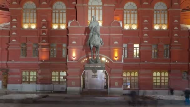 El monumento al mariscal Zhukov cerca del Museo Histórico en la noche hiperlapso timelapse. Moscú, Rusia — Vídeo de stock