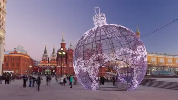 Kerstmis installatie op Manezhnaya vierkante, historisch museum en Kremlin torens timelapse hyperlapse — Stockvideo