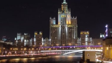 Moskova timelapse, Rusya'daki Yedi Kız Kardeş binasından biri olan Kotelnicheskaya Embankment Binası'nın alacakaranlık görünümü.