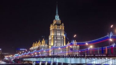 Hotel Ukrayna kış gece timelapse hyperlapse Moskova Nehri üzerindeki köprü ile.