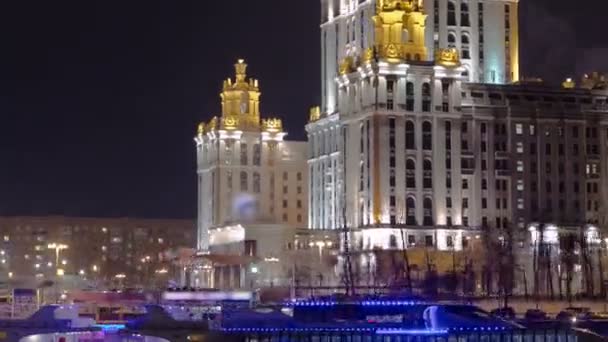 Hôtel Ukraine nuit d'hiver hyperlapse timelapse avec navire sur la rivière Moscou . — Video