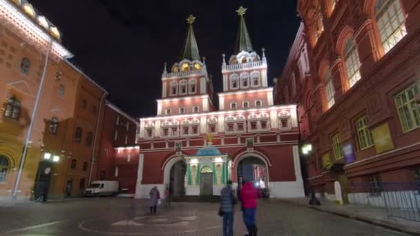 Os turistas caminham na Praça Vermelha perto do ramo do Museu Histórico e o zero quilômetro em Moscou. hiperlapso de tempo — Vídeo de Stock