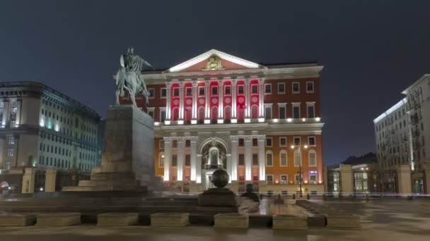 Edifício histórico da Câmara Municipal de Moscou na rua Tverskay à noite relâmpago com trens de luz timelapse hyperlapse, Moscou, Rússia — Vídeo de Stock
