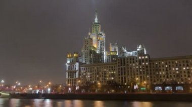 Moskova timelapse Kotelnicheskaya Embankment Binası hyperlapse Gece görünümü, Rusya.