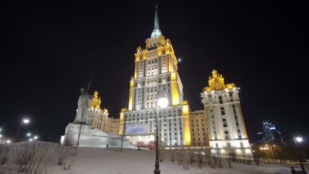 Hotel Ukraine Winter Nacht Zeitraffer Hyperlapse mit Schewtschenko-Denkmal am Fluss Moskau. — Stockvideo
