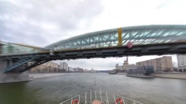 Moskova Nehri. River cruise gemi Moskova Nehri kış timelapse hyperlapse üzerinde