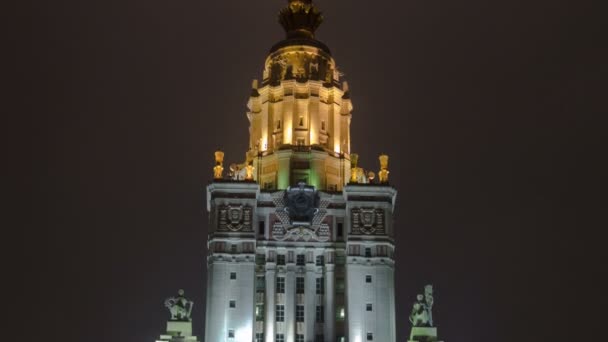 Turm des Hauptgebäudes der Staatlichen Universität Moskau auf den Spatzenhügeln im Zeitraffer des Winters in der Nacht — Stockvideo