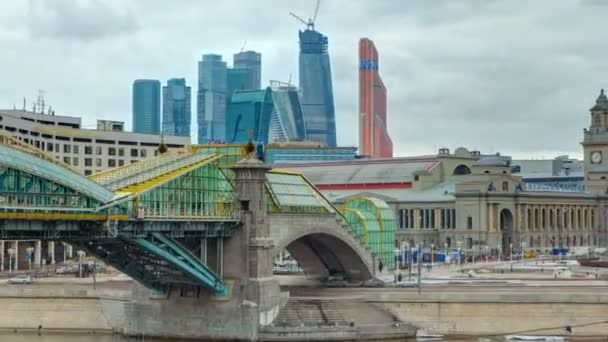 Kievskiy treinstation en brug van Bogdan Khmelnitskiy timelapse hyperlapse, Moskou, Rusland. — Stockvideo