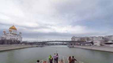 Moskova Nehri. River cruise gemi Moskova Nehri kış timelapse hyperlapse üzerinde