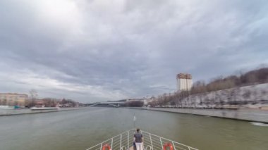Moskova Nehri. River cruise gemi Moskova Nehri kış timelapse hyperlapse üzerinde