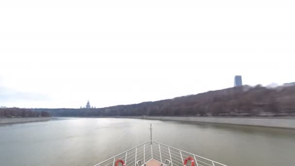 Moszkva-folyó. River cruise hajók a Moszkva folyó téli timelapse hyperlapse — Stock videók
