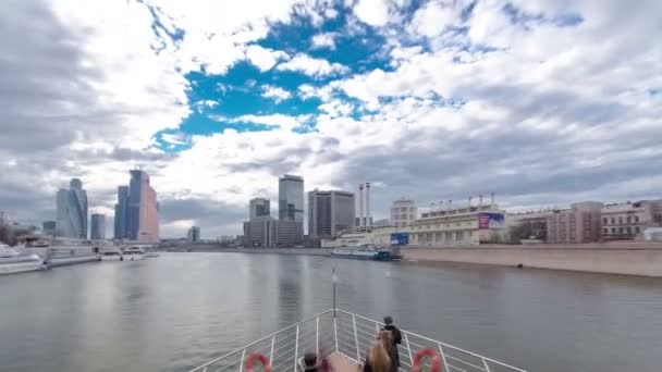 Rzeki Moskwy. Rzeka statków wycieczkowych na hyperlapse timelapse zima rzeka Moskwa — Wideo stockowe