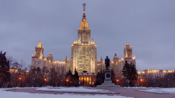 Главное здание Московского государственного университета на Воробьевых горах в зимний период дня и ночи — стоковое видео