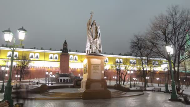 Denkmal für Ermogen im Alexandergarten in Moskau Zeitraffer-Hyperlapse. — Stockvideo