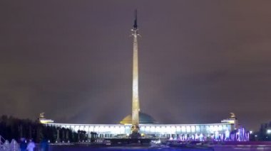 Zafer Parkı mimari topluluğu anıtlar, Dikilitaş, Moskova, Rusya timelapse hyperlapse akşam, Noel ağacı ile