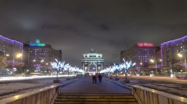 Noel aydınlatmaları, gece timelapse ile Moskova'da zafer takı