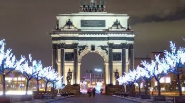Noel aydınlatmaları, gece timelapse ile Moskova'da zafer takı