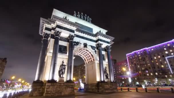 Arco triunfal em Moscou com iluminações de Natal à noite timelapse hyperlapse — Vídeo de Stock