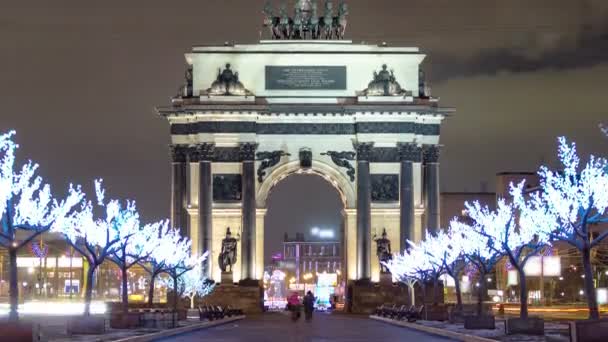Arco triunfal en Moscú con iluminación navideña en horario nocturno — Vídeo de stock