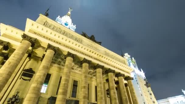 Entrada para o edifício principal da Universidade Estadual de Moscou em Sparrow Hills no inverno hiperlapso de timelapse à noite — Vídeo de Stock