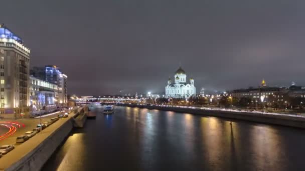 Majestuosa catedral ortodoxa de Cristo Salvador iluminado al atardecer en la orilla del río Moscú. Hiperlapso del lapso de tiempo, Rusia — Vídeos de Stock
