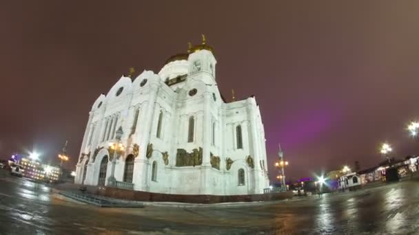Katedral ortodoks megah Kristus Juruselamat diterangi pada senja hari di tepi sungai Moskow. Kerangka waktu hyperlapse, Rusia — Stok Video