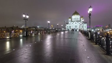 Görkemli Ortodoks katedrali, İsa'nın Moskova Nehri kıyısında akşam aydınlatılmış kurtarıcı. Timelapse, Rusya Federasyonu