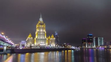 Hotel Ukrayna kış gece timelapse hyperlapse Moskova Nehri üzerindeki köprü ile.