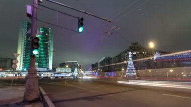 Yeni Arbat Sokağı kış gece timelapse binalara. Yeni Arbat Moskova orta kesiminde yer alır