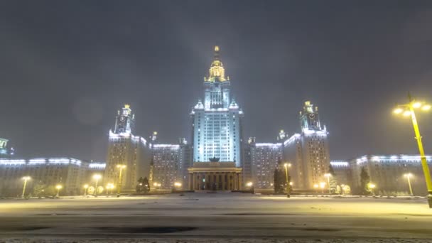 El edificio principal de la Universidad Estatal de Moscú en Sparrow Hills en invierno hiperlapso timelapse en la noche — Vídeo de stock