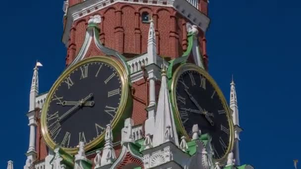 Cremlino di Mosca, Piazza Rossa. Spasskaya orologio torre timelapse iperlasso . — Video Stock