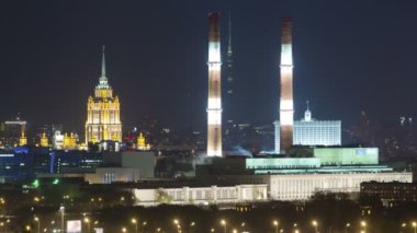 Hotel Ukrayna ve gözlem güverte Ostankini kuleden görünümünü Moskova timelapse serçe tepelerde üzerinde akşam