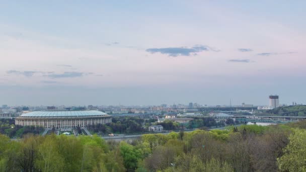 Πανοραμική θέα της πόλης της Μόσχας, Ρωσία, από το σπουργίτι λόφους ημέρα σε νύχτα timelapse — Αρχείο Βίντεο