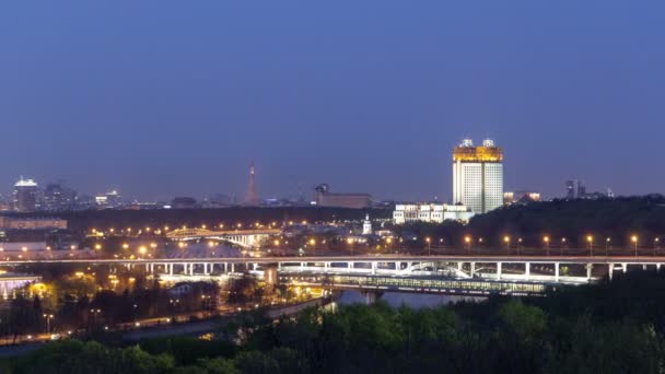 Vista nocturna de la Academia de Ciencias y la Torre Shukhov desde la plataforma de observación en las colinas del Gorrión en Moscú timelapse — Vídeos de Stock