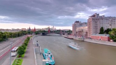 Rusya. Moskova. Moskova Kremlin ve büyük taş köprü gün doğru Patriarchal Köprüsü'nden gece timelapse görüntülemek.