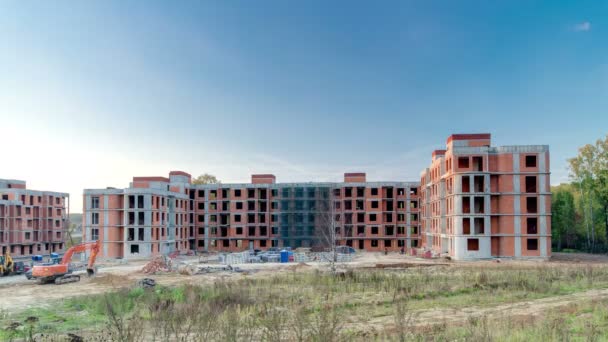 Torre grúas construyen gran edificio residencial en Moscú timelapse — Vídeos de Stock