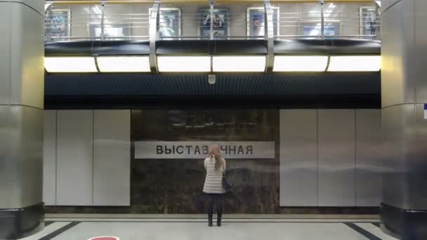 Moderna tunnelbana station vistavochnaya timelapse, hyperlapse. Moscow, Ryssland. — Stockvideo