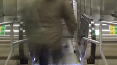 Modern metro istasyonu delovoy Merkezi timelapse. Moscow, Rusya Federasyonu.